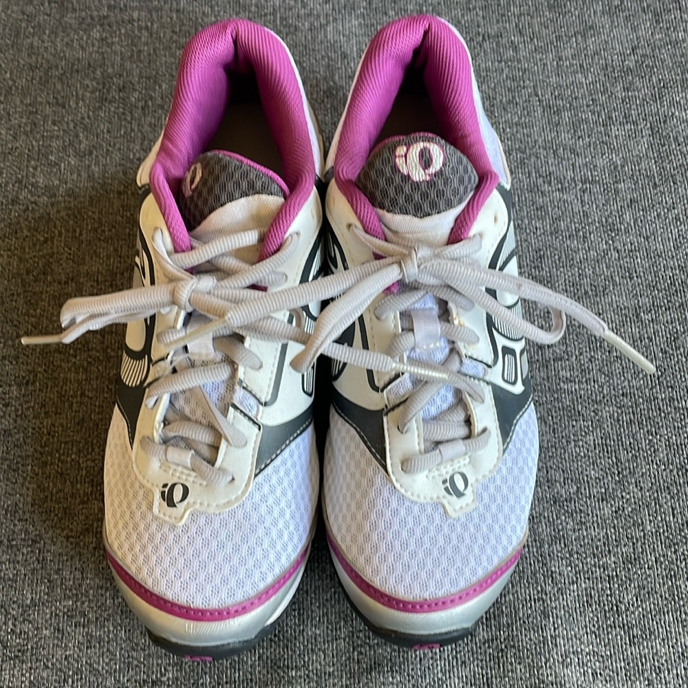 Like new Pearl Izumi cycling shoes, size 40.